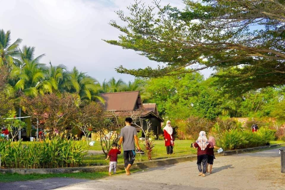 Kemunting Beach Resorts Masjid Tanah Luaran gambar